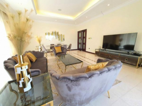 Stay Here Holiday Homes - Palm Jumeirah Beachfront Villa 5 bedroom with private pool